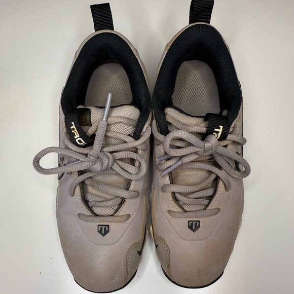 Nike Gray Athletic Cleats with Black Accents and Minimalist Design Size 1Y GUC - Picture 1 of 5